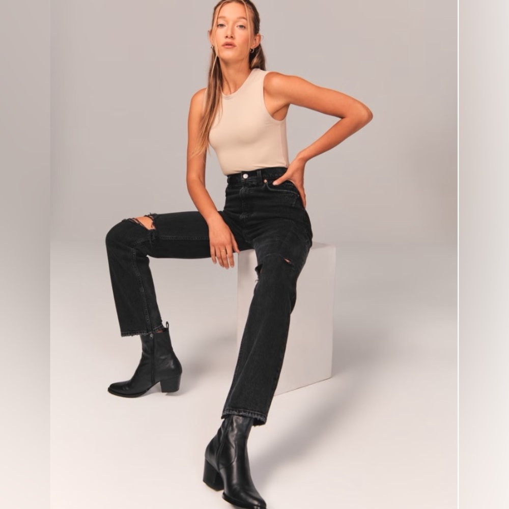Abercrombie The 90s Straight Ultra High Rise in Black Destroy